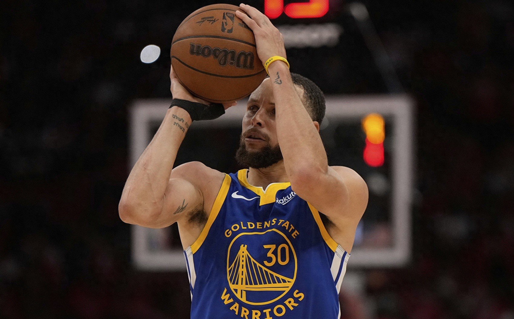 勇士战胜爵士，库里三分表现抢眼