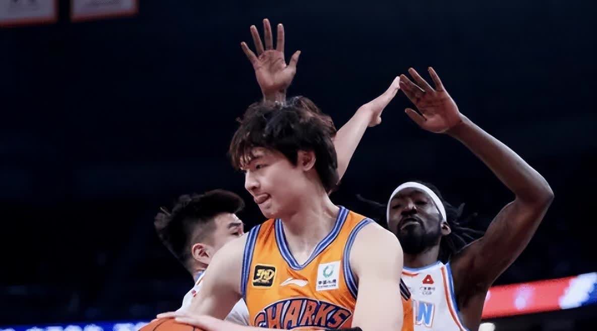 篮球赛半场表现持续稳定，领先对手