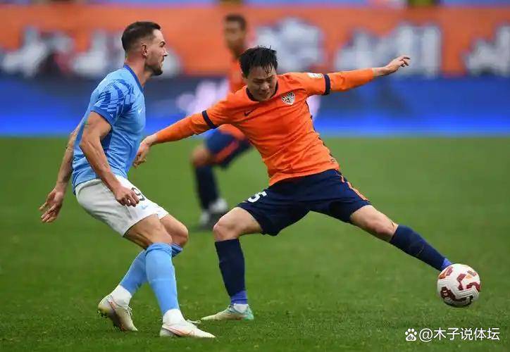 开云体育官方-一名球员在比赛中力挽狂澜，成为全场英雄