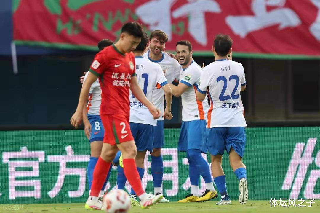 一名球员在比赛中力挽狂澜，成为全场英雄