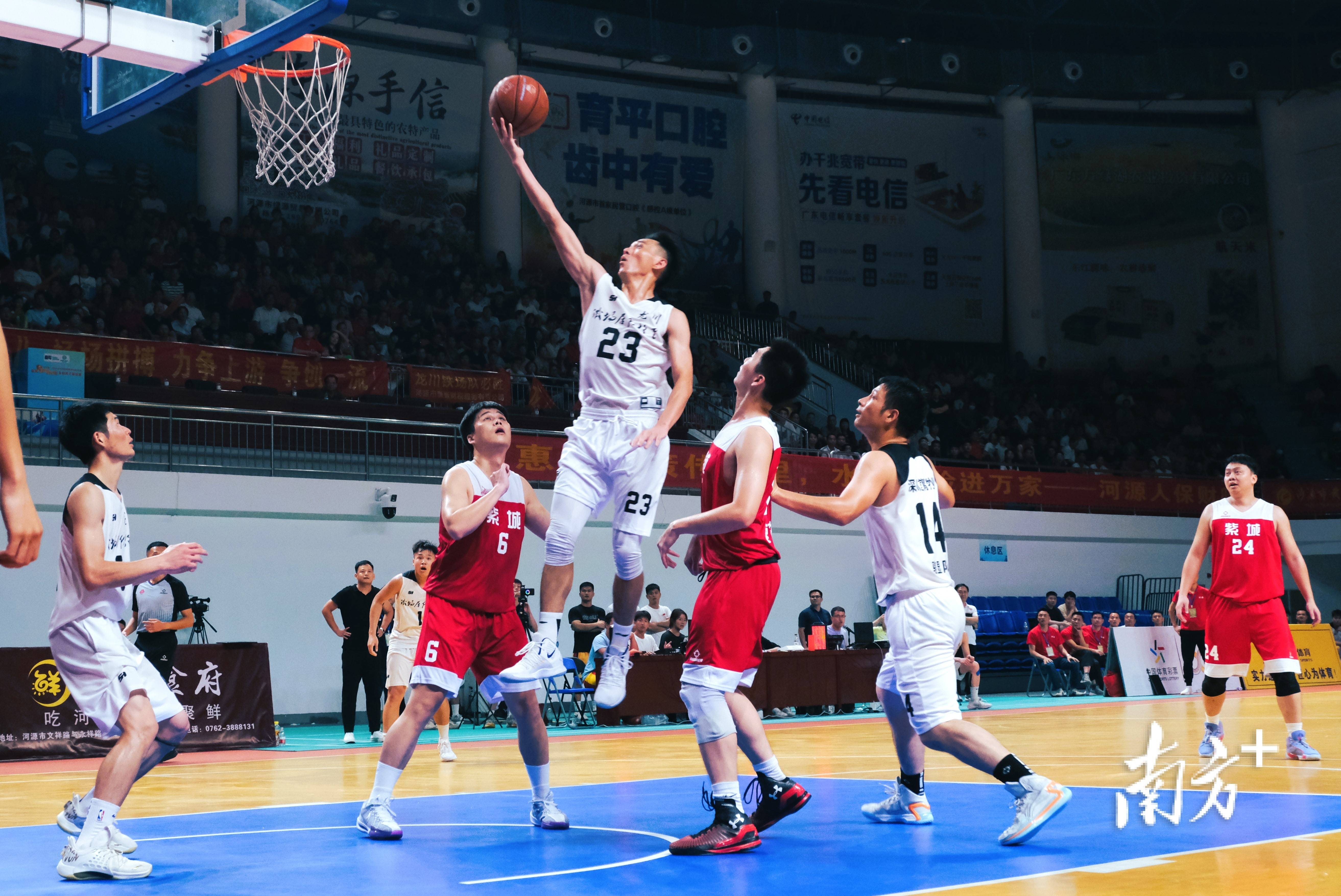 篮球比赛看点十足，球迷热情高涨