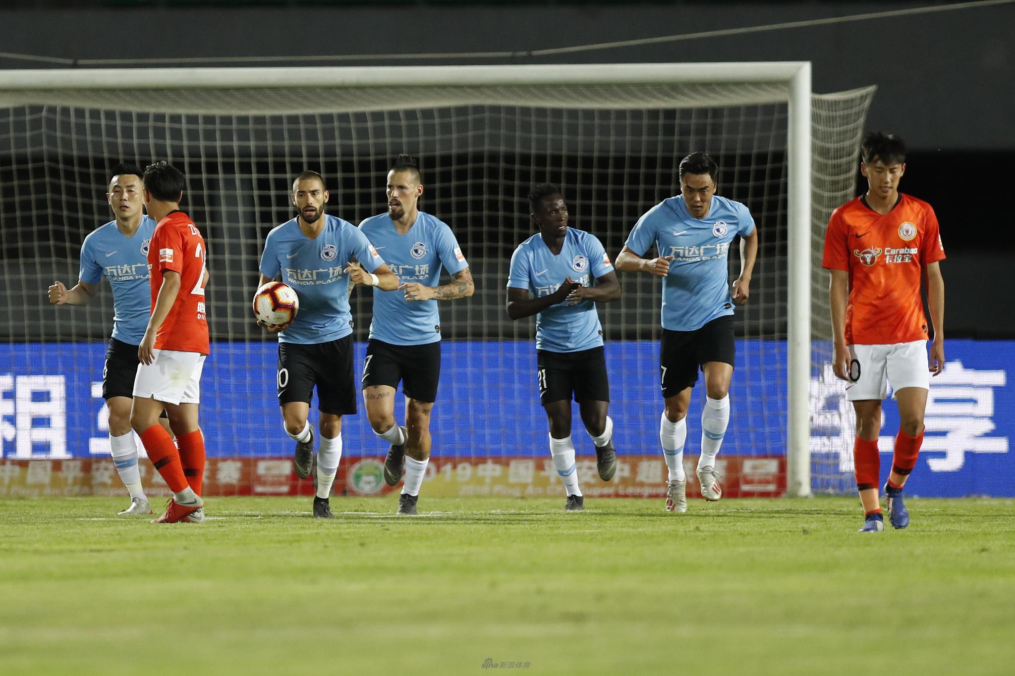 大连一方球员伤愈复出，为球队加油助威的简单介绍